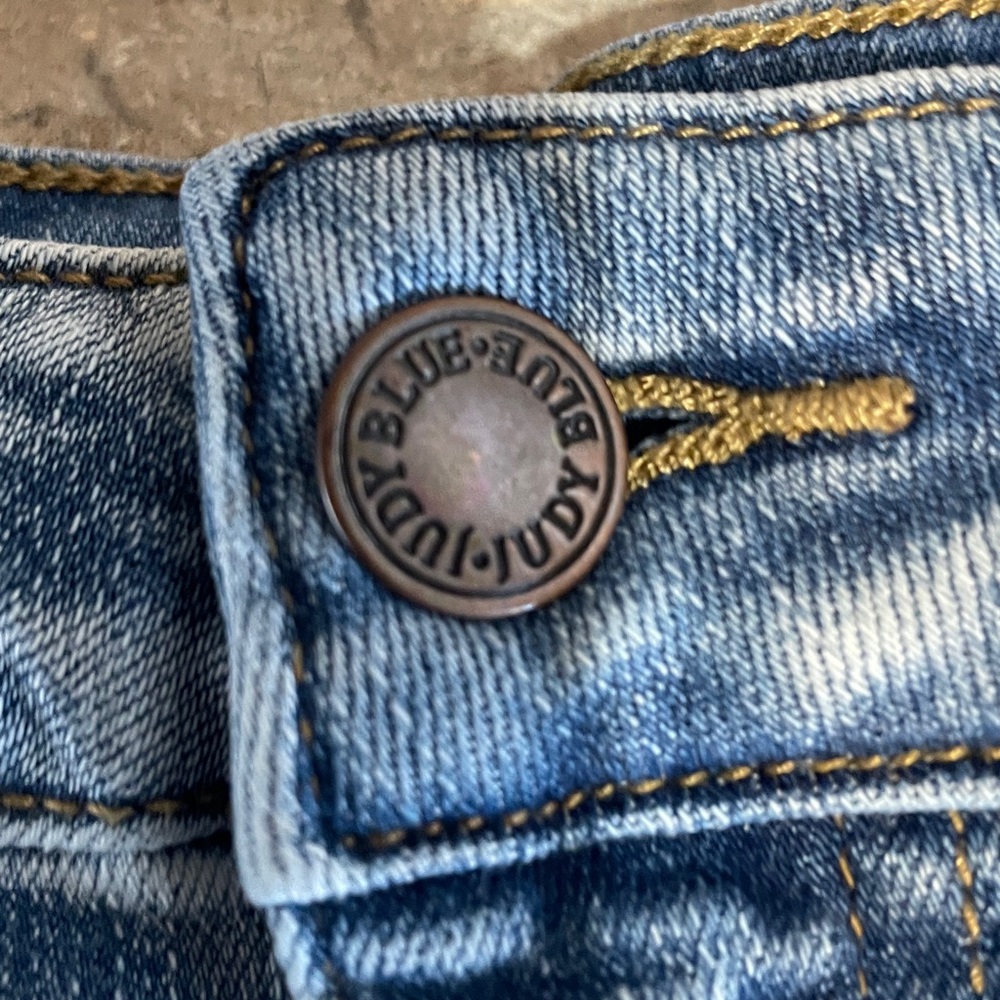 Judy Blue Size 29 Frayed Hem Jean Shorts - Picture 4 of 10